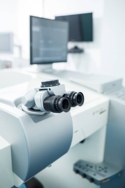 Görüşü test etmek için mikroskobik aygıt. Göz hastalıklarının oftalmolojisi ve tedavisi. Göz kliniği, optometrist konsept