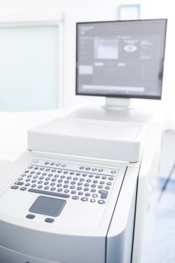 Görüşü test etmek için mikroskobik aygıt. Göz hastalıklarının oftalmolojisi ve tedavisi. Göz kliniği, optometrist konsept