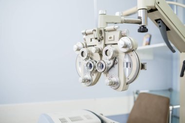 Görüşü test etmek için mikroskobik aygıt. Göz hastalıklarının oftalmolojisi ve tedavisi. Göz kliniği, optometrist konsept
