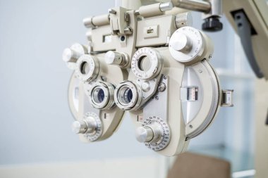 Görüşü test etmek için mikroskobik aygıt. Göz hastalıklarının oftalmolojisi ve tedavisi. Göz kliniği, optometrist konsept
