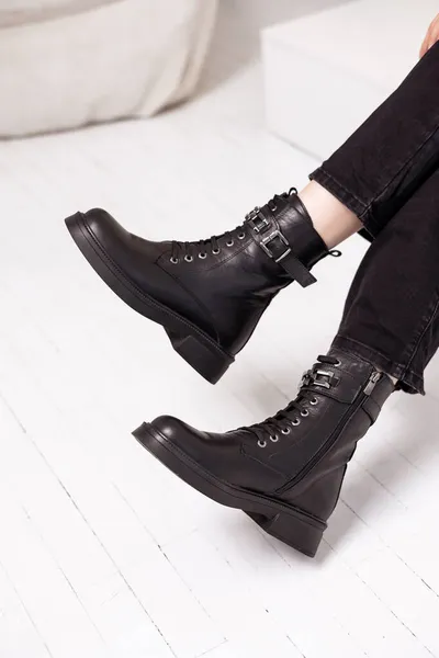 2022 Sonbaharında Yeni Bir Kadın Ayakkabısı Koleksiyonu Siyah Deri Çizmeli — Stok fotoğraf