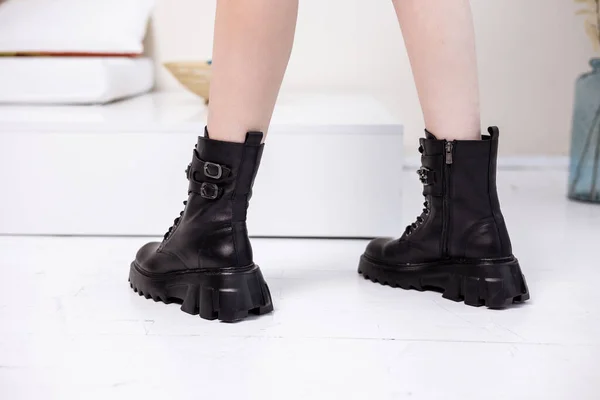 Botas Femininas Inverno Preto Feitas Couro Genuíno Com Atacadores Close — Fotografia de Stock