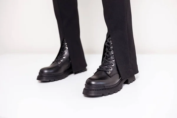 Όμορφα Γυναικεία Πόδια Μοντέρνες Μαύρες Μπότες Στο Φόντο Στο Στούντιο — Φωτογραφία Αρχείου