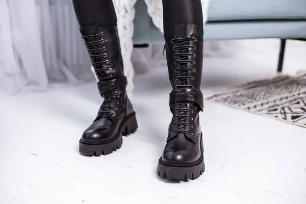 Žena Černých Kožených Botách Nové Kolekce Ženské Nohy Stylových Kožených — Stock fotografie