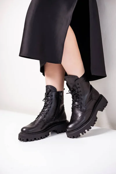 Pernas Femininas Bonitas Com Botas Pretas Moda Fundo Estúdio Botas — Fotografia de Stock