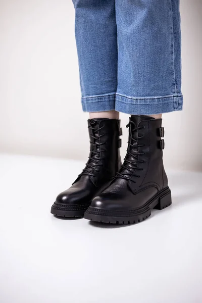 Pernas Femininas Bonitas Com Botas Pretas Moda Fundo Estúdio Botas — Fotografia de Stock