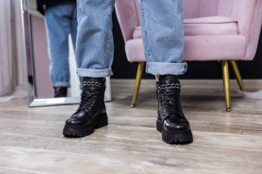 Siyah kadın botlarını kapatın. Modaya uygun kadın deri çizmeleri..