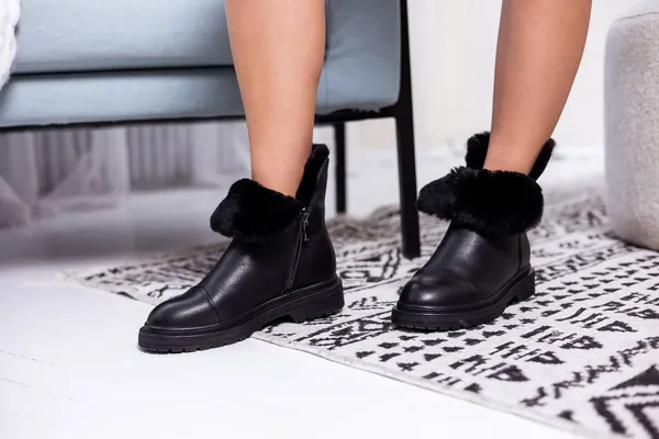 Hermosas Piernas Femeninas Con Zapatos Elegantes Cuero Negro Zapatos Cuero — Foto de Stock