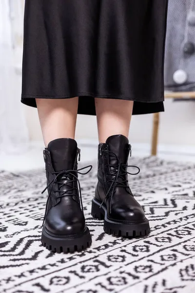 Hermosas Piernas Femeninas Con Zapatos Elegantes Cuero Negro Zapatos Cuero — Foto de Stock