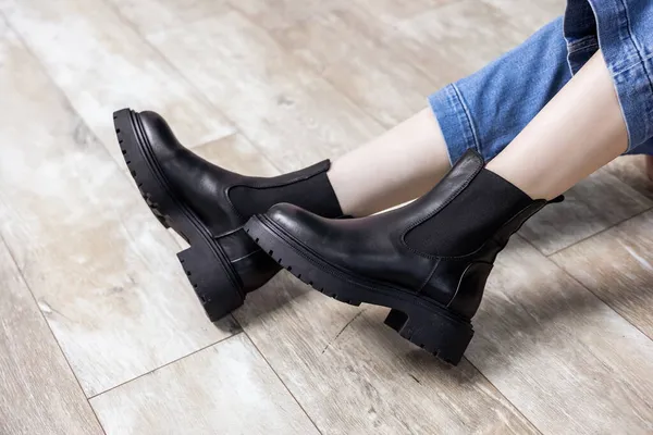 Krásné Ženské Nohy Kožených Botách Džínách Samičí Nohy Módních Botách — Stock fotografie