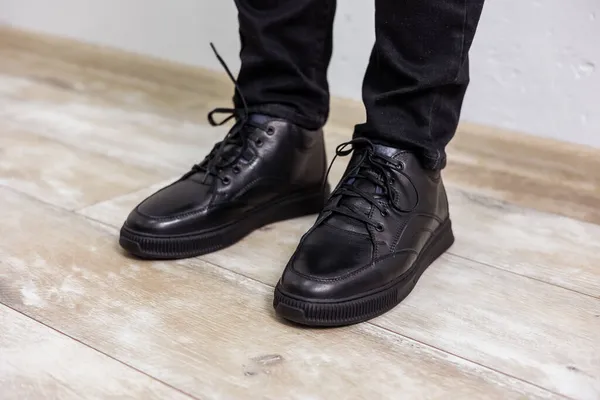 男人的黑色冬季皮靴 别致的男鞋 — 图库照片