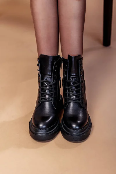 Krásné Ženské Nohy Koženými Černými Stylovými Botami Módní Dámské Kožené — Stock fotografie