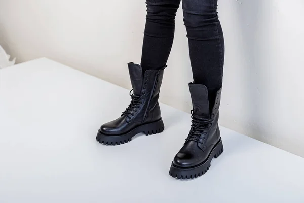 Mooie Vrouwelijke Benen Met Modieuze Zwarte Laarzen Achtergrond Studio Stijlvolle — Stockfoto