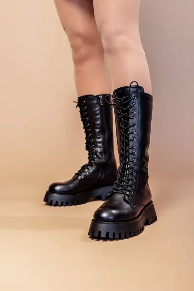 Žena Černých Kožených Botách Nové Kolekce Ženské Nohy Stylových Kožených — Stock fotografie