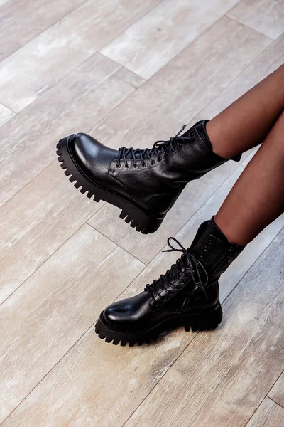 レザーブラックのスタイリッシュな靴で美しい女性の足 ファッショナブルな女性の革の靴 — ストック写真