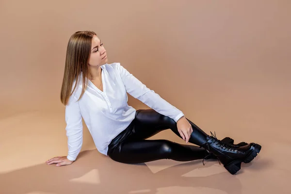 Beautiful Woman White Shirt Leather Leggings Stylish Shoes New Collection — Stock Photo, Image