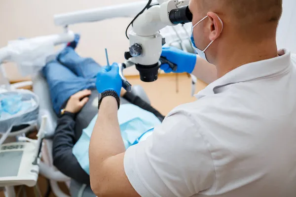 Dentysta Leczy Zęby Pacjenta Mikroskopem Dentysta Leczy Usta Pacjenta Opieka — Zdjęcie stockowe