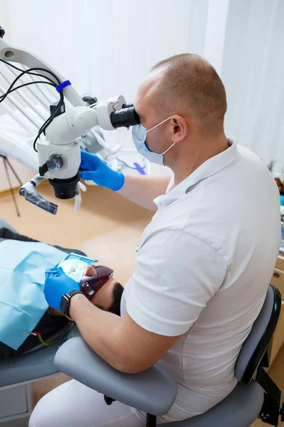Dentista Trata Dentes Paciente Com Microscópio Dentista Trata Boca Paciente — Fotografia de Stock