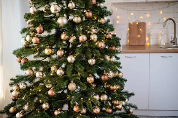 这棵树装饰着五彩缤纷的玩具和花环 用暖色调拍的特写照片 圣诞及新年气氛 — 图库照片