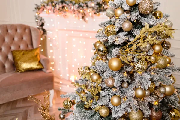 Karácsonyfát Arany Játékokkal Díszítik Évre — Stock Fotó