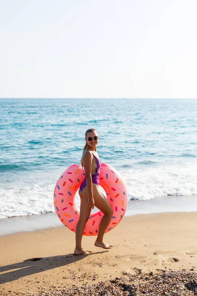 Žena Pláži Prochází Nafukovacím Kruhem Moři Procházky Relaxaci Tropickém Ráji — Stock fotografie