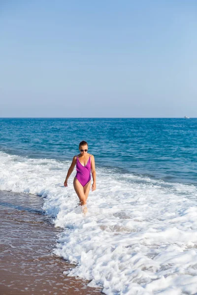 明るい水着姿のトーンボディの若い美少女が砂浜を歩いている 海での夏休み 地中海トルコ海 選択的焦点 — ストック写真