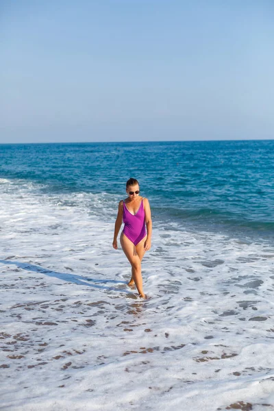 Młoda Piękna Kobieta Stonowanym Ciałem Jasnym Stroju Kąpielowym Spaceruje Wzdłuż — Zdjęcie stockowe