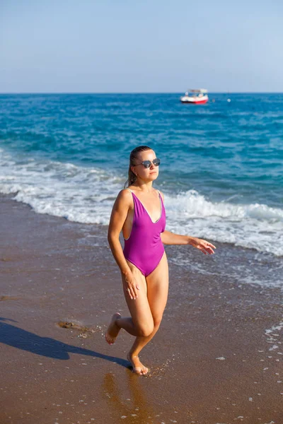 Smukła Kobieta Stroju Kąpielowym Spaceruje Falach Oceanu Tropikalnej Plaży Słoneczny — Zdjęcie stockowe