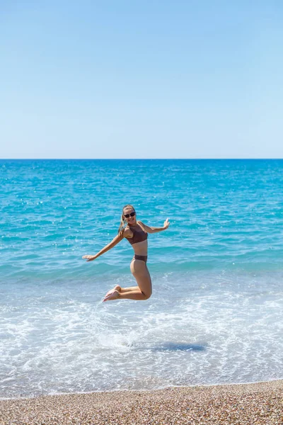 Una Bella Donna Snella Costume Bagno Cammina Lungo Spiaggia Riva — Foto Stock