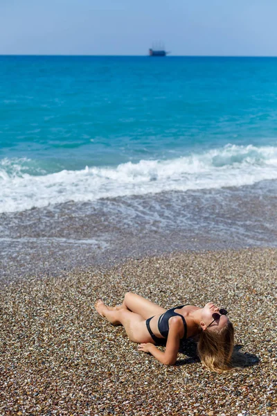 Nádherný Model Plavkách Krásným Atletickým Tělem Leží Pózuje Písečné Pláži — Stock fotografie