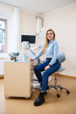 Diş hekiminde çalışan çekici, profesyonel bir doktor. Yakışıklı bir dişçinin portresi..