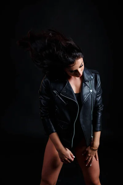 Junge Schöne Frau Schwarzen Body Posiert Studio Auf Schwarzem Hintergrund — Stockfoto