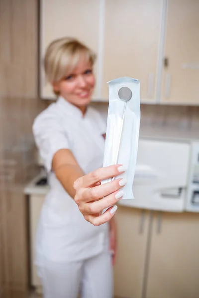 Tandassistent Haalt Het Gedesinfecteerde Instrument Uit Sterilisator Steriel Tandheelkundig Instrument — Stockfoto