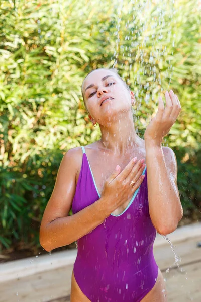 Een Mooie Jonge Vrouw Een Badpak Met Een Prachtig Atletisch — Stockfoto