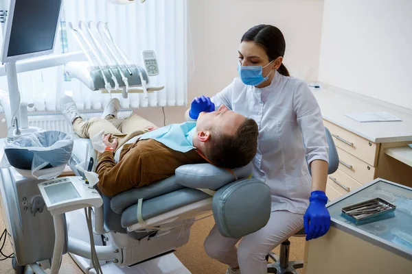 Doutora Dentista Trata Dentes Paciente Atendimento Odontológico Adequado Conceito Cuidados — Fotografia de Stock