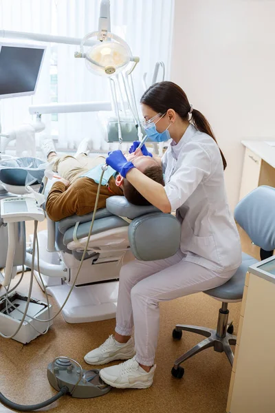 Dokter Vrouw Tandarts Behandelt Tanden Van Patiënt Juiste Tandheelkundige Zorg — Stockfoto
