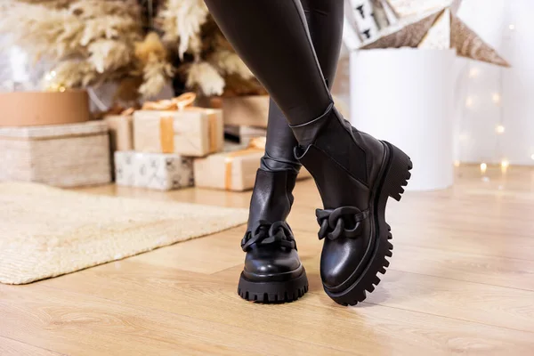 Botas Chelsea Negras Para Mujer Fabricadas Piel Genuina Con Hebilla — Foto de Stock