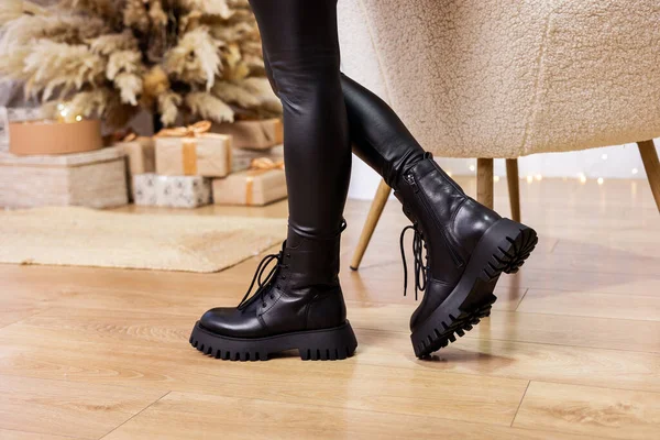 Γυναικείες Χειμωνιάτικες Μαύρες Δερμάτινες Μπότες Πόδια Φόντο Στούντιο Νέα Συλλογή — Φωτογραφία Αρχείου