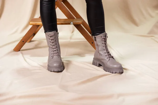 スタイリッシュな女性はベージュの靴に立っている ファッショナブルなレザーベージュのヴィンテージブーツで女性の足のクローズアップ 新しい季節のコレクションの女性の靴 — ストック写真