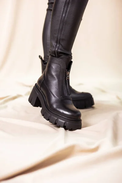 Fekete Női Csizma Eredeti Bőrből Téli Cipők Kollekciója Stílusos Lányoknak — Stock Fotó