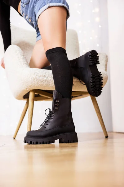 Vrouwelijke Benen Zwarte Leren Laarzen Nieuwe Collectie Winterlaarzen Voor Vrouwen — Stockfoto