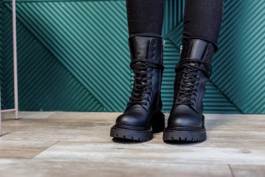 Siyah deri çizmeli kadın bacakları. Kadınlar için yeni kış botları koleksiyonu