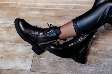 Siyah deri çizmeli kadın bacakları. Kadınlar için yeni kış botları koleksiyonu