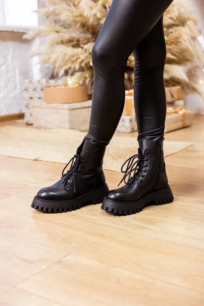 Botas Invierno Cuero Negro Para Mujer Con Patas Sobre Fondo — Foto de Stock