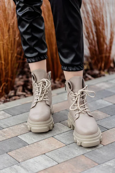 Mulher Elegante Fica Sapatos Bege Close Pernas Femininas Couro Elegante — Fotografia de Stock