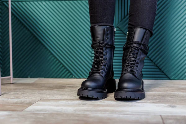 Siyah deri çizmeli kadın bacakları. Kadınlar için yeni kış botları koleksiyonu