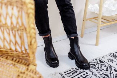 Siyah deri çizmeli kadın bacakları. Kadınlar için yeni kış botları koleksiyonu