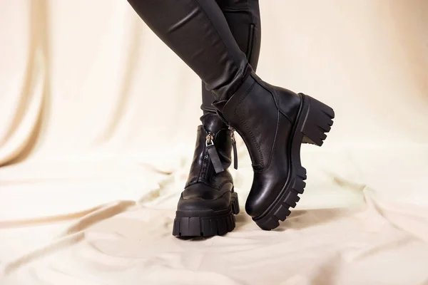 黑色女靴是真皮做的 为时髦的女孩们准备了新的冬鞋系列 女式时尚皮靴 — 图库照片
