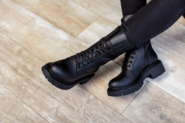 Vrouwelijke Benen Zwarte Leren Laarzen Nieuwe Collectie Winterlaarzen Voor Vrouwen — Stockfoto