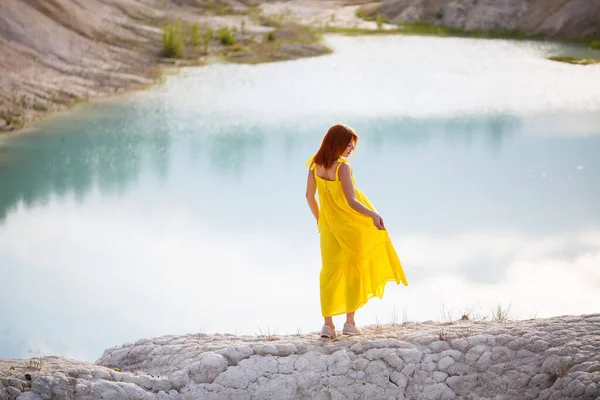 Jonge Vrouw Een Gele Jurk Bij Het Meer Met Azuurblauw — Stockfoto